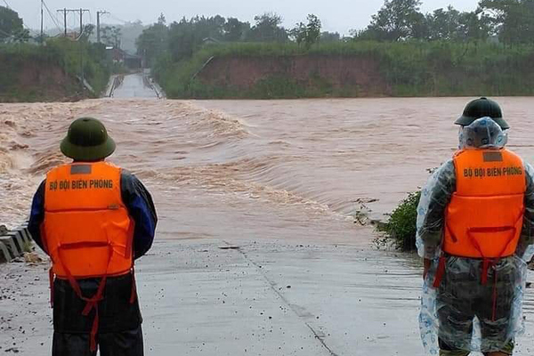 Nhiều cầu tràn ở huyện Đakrông nước lên rất nhanh và cuồn cuộn, lực lượng chức năng thường xuyên túc trực để cảnh báo.