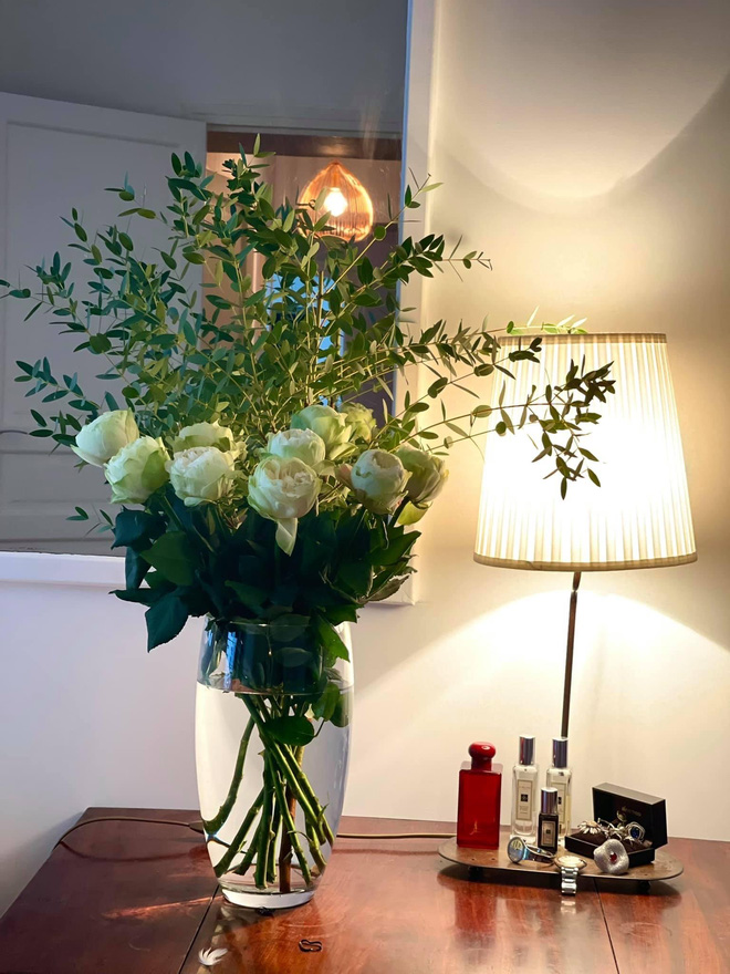 Nhà mới của diva Hồng Nhung được phủ tường màu trắng, chọn nội thất phong cách tân cổ điển với tông màu vàng, kem và đen. Thiết kế sang trọng này chính là điểm nhấn của ngôi nhà