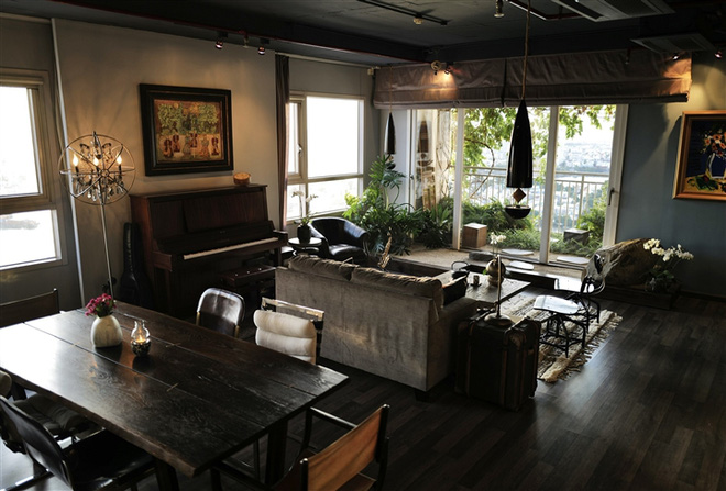 Trước đó, Hồng Nhung và hai con từng có thời gian chung sống tại một căn hộ ở TP.HCM với view hướng ra toàn cảnh thành phố, được thiết kế sang trọng