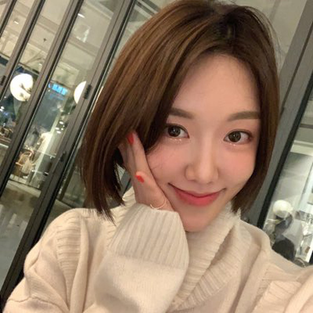 Bạn gái Kim Seon Ho sở hữu gương mặt xinh đẹp, tươi tắn với đôi mắt to, sống mũi cao vô cùng hài hòa