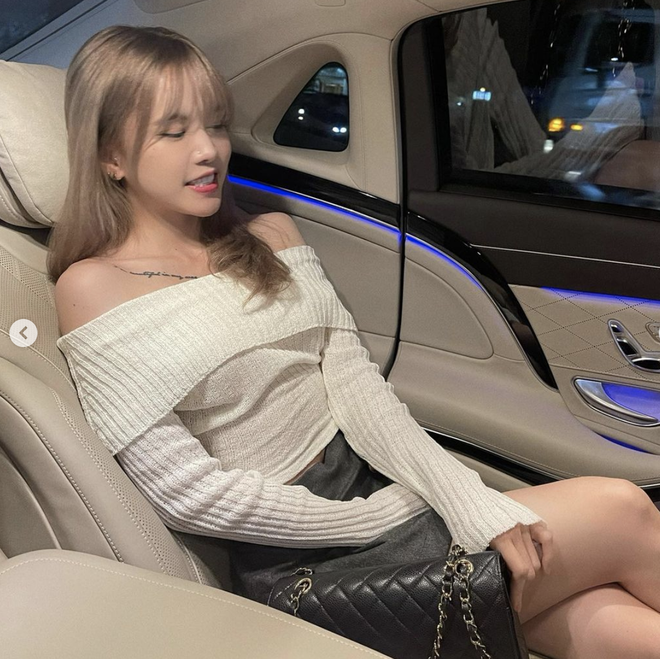 Theo tìm hiểu, chiếc xe Sơn Tùng đi có giá 1,2 tỷ đồng, còn xe của Thiều Bảo Trâm được đoán rơi vào khoảng 7 tỷ đồng