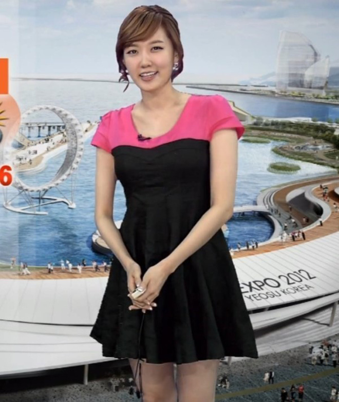 Là MC thời tiết nên Choi Young Ah diện đồ tương đối kín đáo. Thế nhưng những đường cong sexy, vòng 1 khủng của nữ MC vẫn được tôn lên trọn vẹn