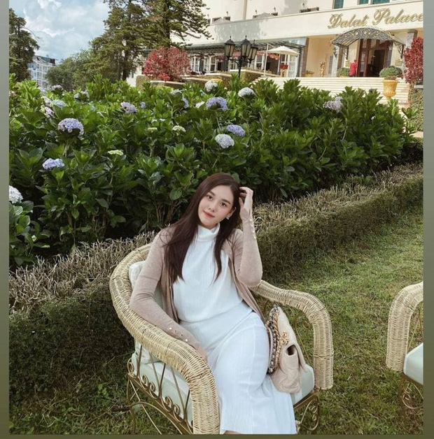 Trước đó không lâu, nàng hậu còn đăng bức ảnh để lộ vòng 2 nhô lên thấy rõ