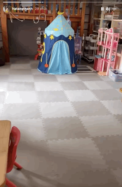 1 góc phòng đồ chơi của con gái Hà Tăng cũng thể hiện bé là người rất ngăn nắp, gọn gàng