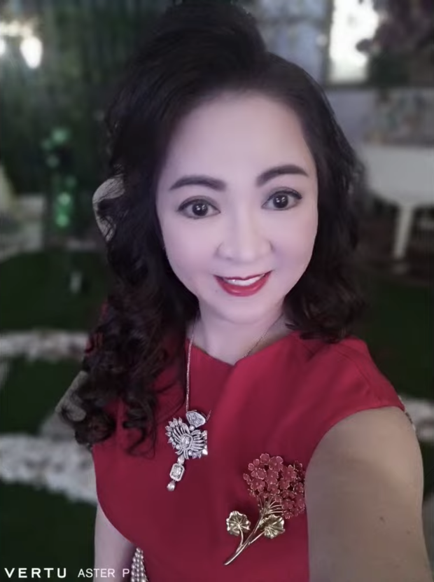 Mẫu trang sức bà Phương Hằng chọn đeo bỗng trở thành chủ đề gây bàn tán