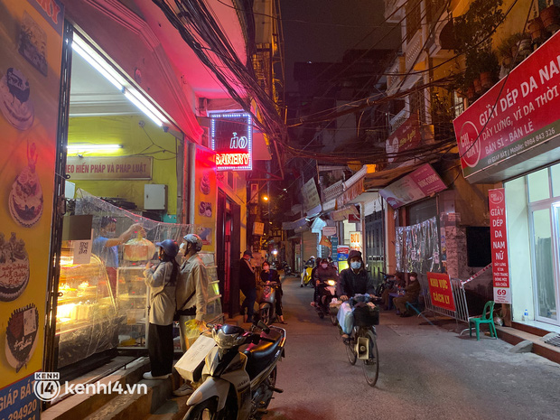 Người vợ 42 tuổi là dược sĩ bán thuốc tại hiệu thuốc Anh Thư, số 9 ngõ Thông Phong, phường Quốc Tử Giám, quận Đống Đa. Ngày 21/10, sau khi chồng dương tính, chị cùng 2 con được đưa vào Bệnh viện 108 cách ly và lấy mẫu xét nghiệm. Kết quả chị dương tính, 2 người con âm tính