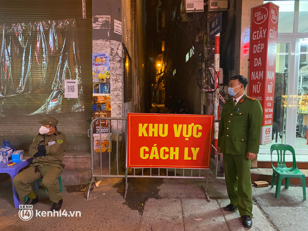 Chiều 22/10, phường Giáp Bát đã phong toả tạm thời ngõ 67 Giáp Bát nơi sinh sống của 2 F0, đồng thời lấy mẫu xét nghiệm 150 người trong khu vực, phát thông báo khẩn về dịch tễ