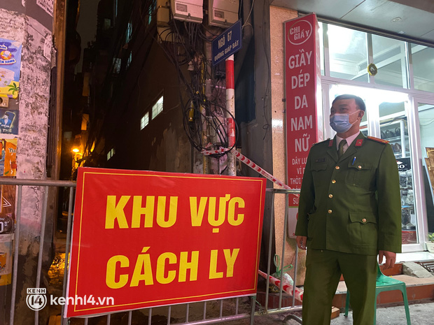 Tính đến 19h tối nay, công tác lấy mẫu xét nghiệm cơ bản hoàn thành. Qua điều tra, cơ quan chức năng xác định 6 F1 ngoài cộng đồng, gồm 3 người nhà em gái, 2 nhân viên nhà thuốc Anh Thư và 1 người ở cửa hàng tạp hóa. Ngoài ra, còn có 4 người liên quan khác