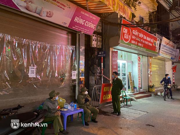 Phường Giáp Bát tối cùng ngày phát thông báo khẩn, rà soát những người đến 3 địa điểm liên quan, gồm cửa hàng tạp hóa số 67, đường Giáp Bát; Hàng rau trước số nhà 68, 68 A, đường Giáp Bát và hàng thịt số nhà 89, đường Giáp Bát