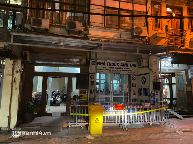 Nhà thuốc Anh Thư tại ngõ Thông Phong, quận Đống Đa cũng bị cơ quan chức năng quây rào, phong toả tạm thời