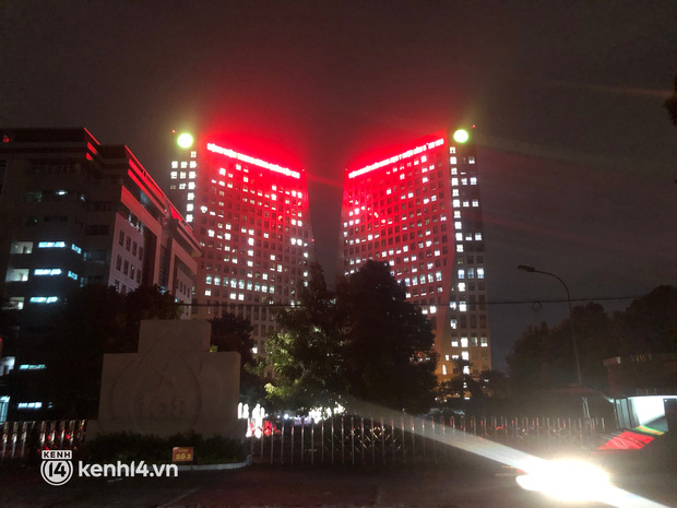 Tối 22/10, Hà Nội ghi nhận 10 ca dương tính SARS-CoV-2, trong đó có 2 ca cộng đồng, là vợ chồng nhân viên y tế công tác tại Bệnh viện 108. Cụ thể, người chồng 46 tuổi là cán bộ của khoa Khám bệnh Đa khoa tại Bệnh viện 108, hàng ngày đi làm tại bệnh viện. Ngày 20/10, anh xuất hiện triệu chứng ngứa mũi, được Bệnh viện 108 lấy mẫu xét nghiệm cho kết quả dương tính