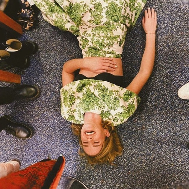 Ngược lại, người hâm mộ lại cho rằng chiếc áo rất đẹp, vừa tôn lên vóc dáng săn chắc, vòng eo thon của Emma lại vừa thân thiện với môi trường