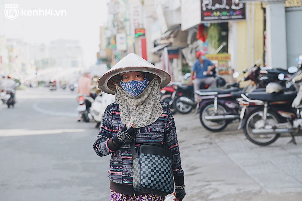 Sau 4 tháng trời đằng đẵng tạm ngưng hoạt động vì dịch Covid-19, vé số đã được mở bán ở nhiều tỉnh thành phía Nam để phục vụ nhu cầu của người dân