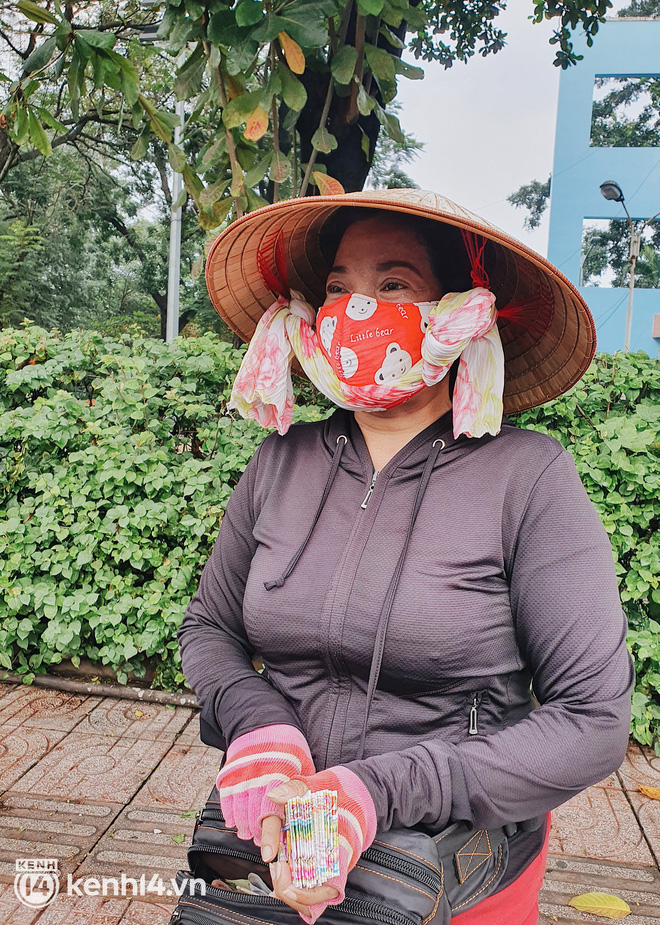 Hình ảnh của những người bán vé số dạo ở Sài Gòn được chúng tôi ghi lại