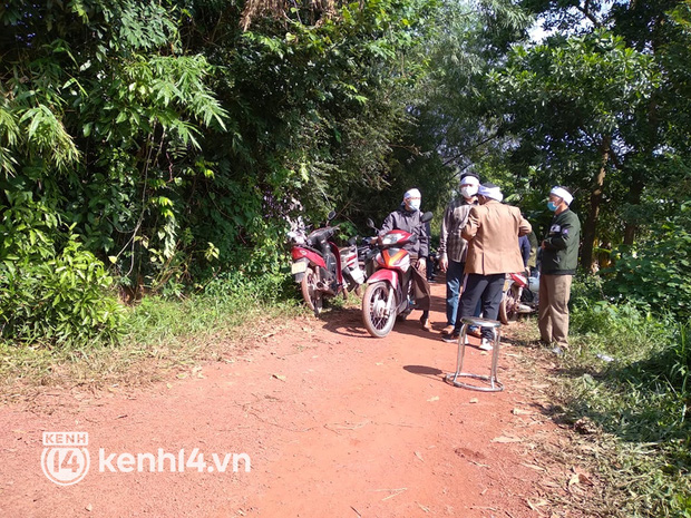 Người dân tham dự đám tang vẫn còn xôn xao về vụ thảm án kinh hoàng