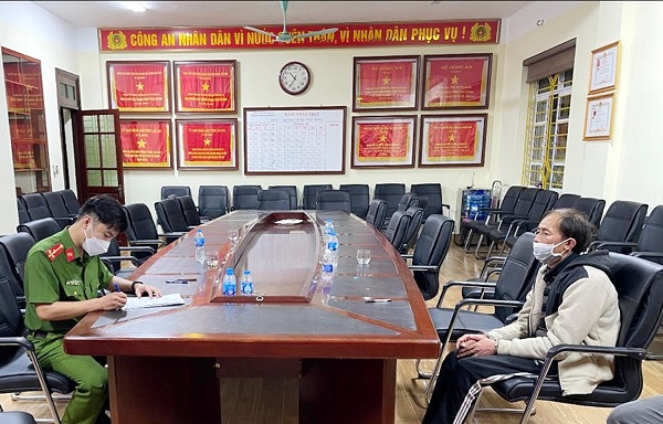 Đối tượng Trần Văn Hiếu bị bắt đưa về trụ sở Công an tỉnh Lào Cai. Ảnh: T H.