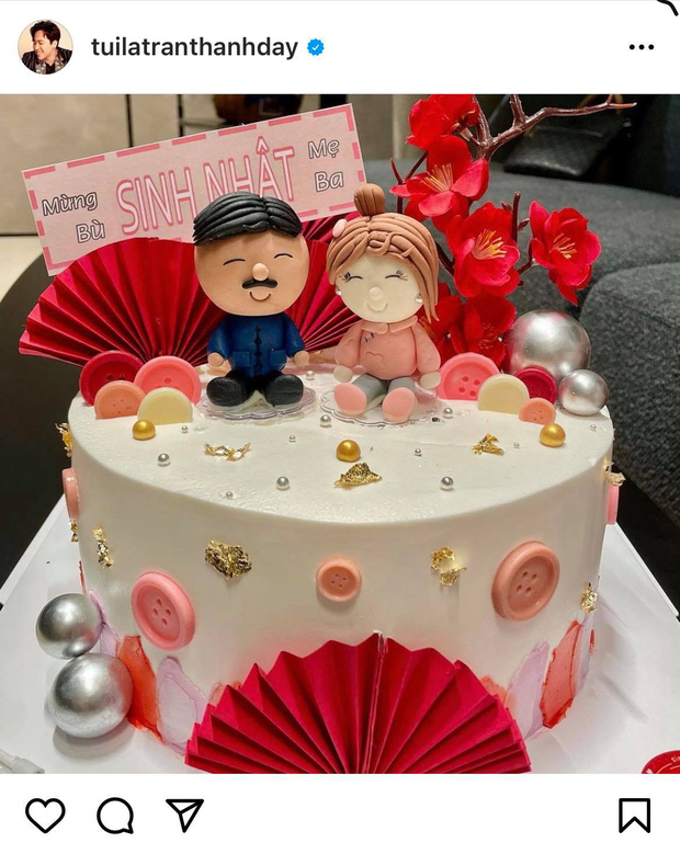 2 vợ chồng còn chuẩn bị chiếc bánh kem đặc biệt để 