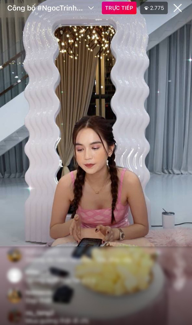 Trong livestream của mình, Ngọc Trinh vô tư để chiếc gương được cho là hàng fake phía sau