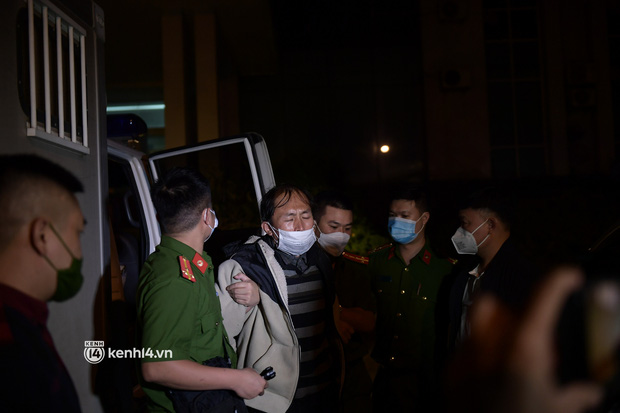 Ngay sau khi chiếc xe dừng lại, đối tượng được đưa lên trụ sở