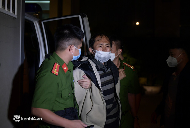 Hai cán bộ công an dẫn giải đối tượng 