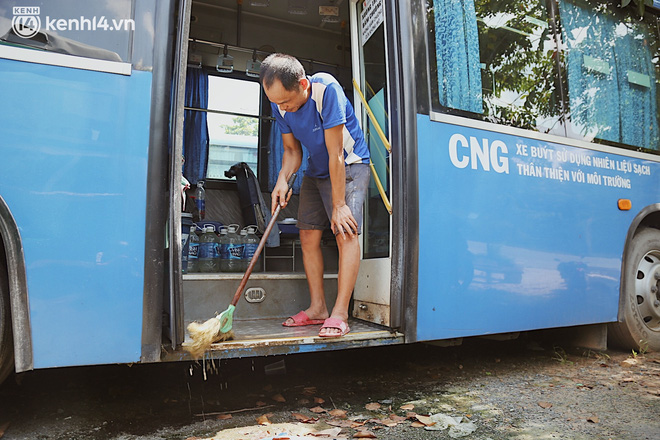 Cuộc sống tạm bợ trên xe buýt của chú Cường và những tiếp viên, tài xế khác