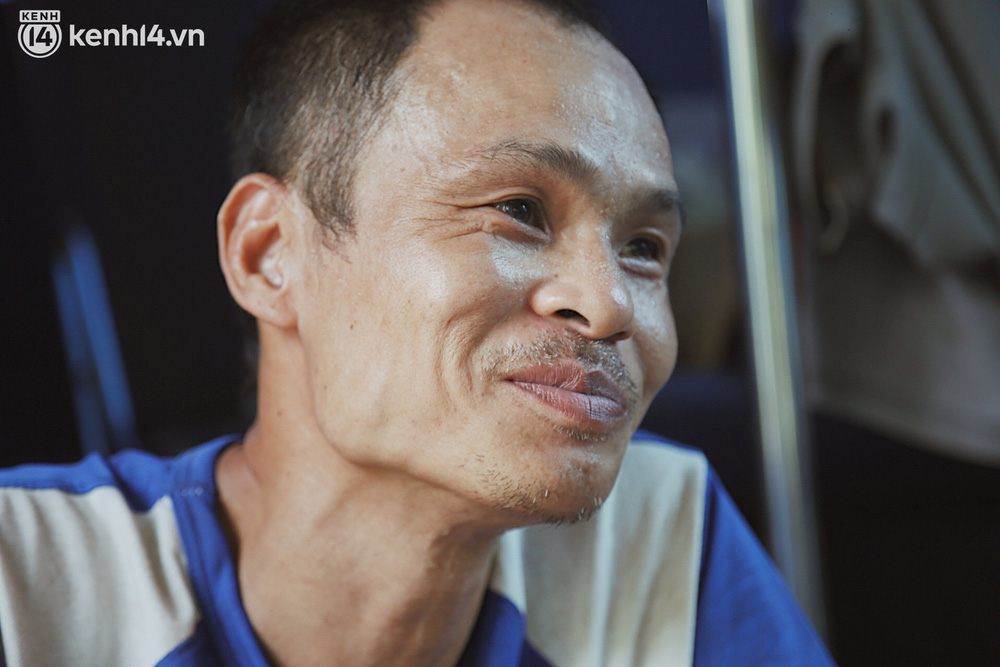 Người đàn ông nuốt nước mắt kể về những ngày đã qua...