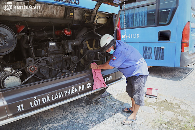Một số tài xế, tiếp viên kiểm tra lại máy móc của xe buýt sau thời gian dài ngừng hoạt động