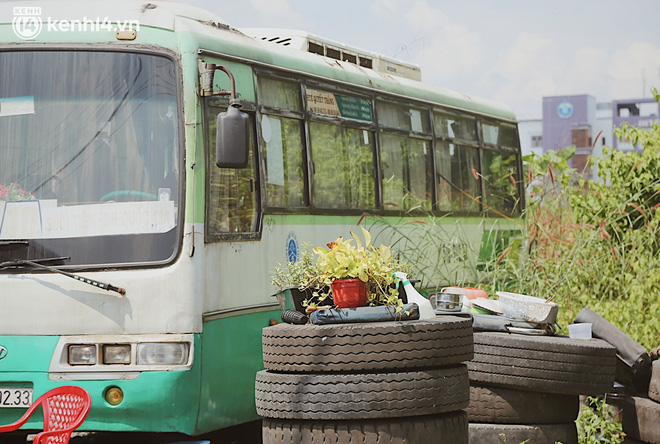 Những chiếc xe mòn mỏi đợi ngày xuất bến...