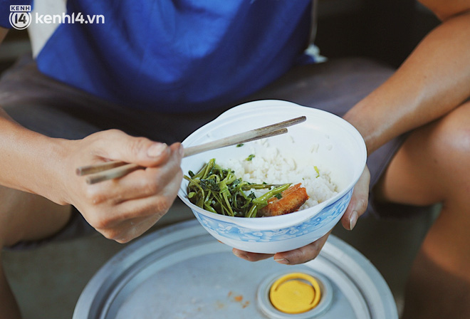 Bữa cơm đạm bạc của chú Cường sau thời gian dài thất nghiệp