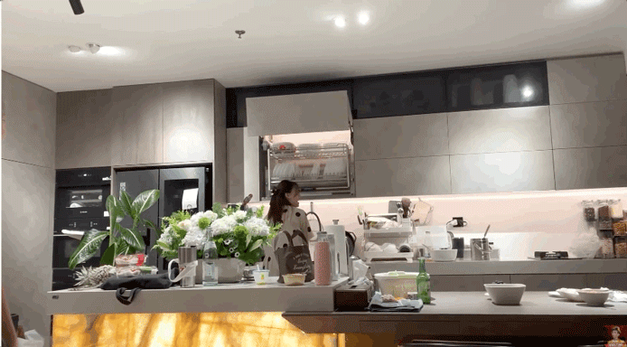 Hari Won nhận nhiệm vụ rửa bát khi về tụ họp bên nhà bố mẹ đẻ của Trấn Thành