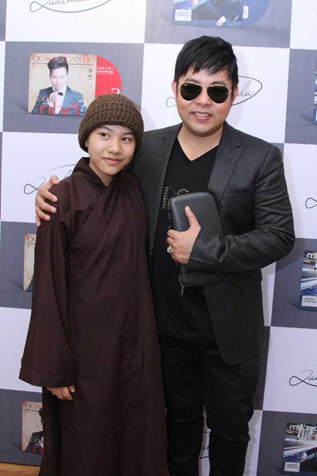 Hiện tại, công ty Quang Lê đã dừng hợp tác với Huyền Trân. Cũng theo Quang Nhật - con nuôi nam ca sĩ, Huyền Trân không còn mối quan hệ thân thiết với giọng ca Sầu Tím Thiệp Hồng