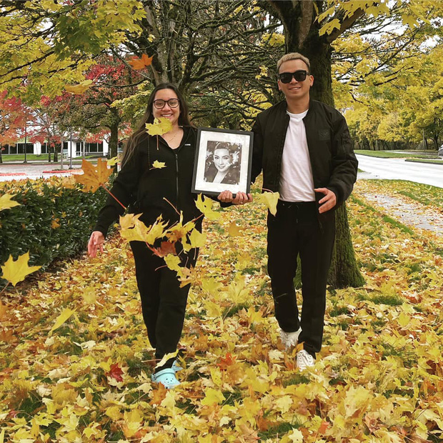 Ít hôm trước, con gái đã đưa di ảnh người mẹ quá cố đi du lịch theo như lời hứa. Khoảnh khắc người thân bên di ảnh cố ca sĩ Phi Nhung khiến ai cũng chạnh lòng