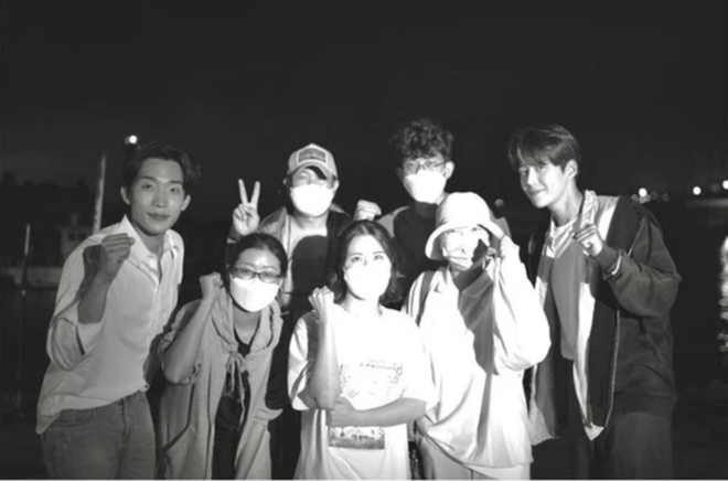 Kim Seon Ho chỉ vừa mới được nhân viên khen ngợi, nay đã bị nhân viên khác 