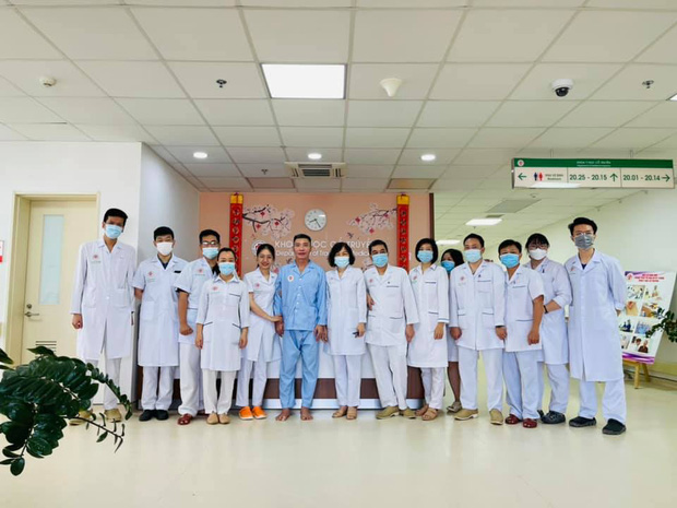 Vợ NS Công Lý cho biết chồng đã được về nhà nghỉ ngơi, sau đó mới trở lại bệnh viện thăm khám không phải nằm liền thời gian dài như nhiều nguồn tin đưa ra