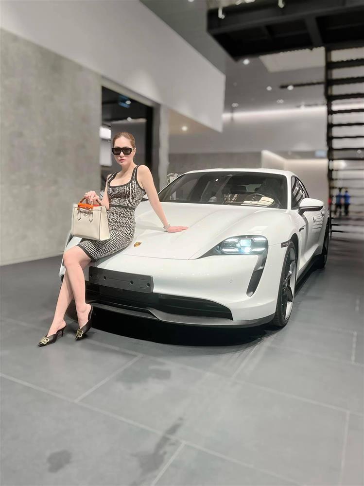 Chiếc xe ông xã Đoàn Di Băng tặng vợ dịp 20/10 từng khiến nhiều người trầm trồ lắm rồi...