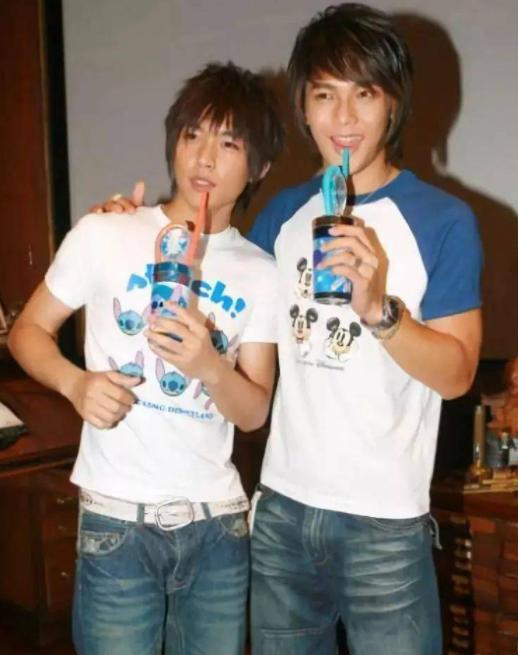 Viêm Á Luân (trái) và Uông Đông Thành