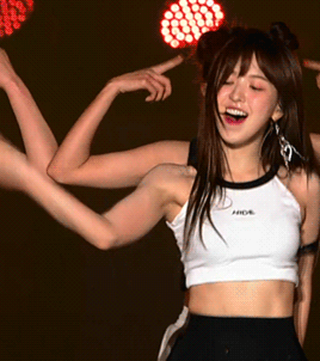 Từng có thời gian bị chỉ trích do thân hình tròn trịa, không mảnh mai như tiêu chuẩn cái đẹp ở Hàn, Wendy có màn giảm cân ngoạn mục. Nhưng có lẽ cô nàng đã trải qua chế độ kiêng khem quá khắc nghiệt nên khi mặc crop top, Wendy làm dân tình tá hỏa với vòng hai gầy đến mức lộ cả xương, cô cũng từng tiết lộ thời điểm eo nhỏ nhất chỉ chạm 42cm. Sau này, Wendy đã tập luyện, ăn uống khoa học hơn nên thân hình cũng cân đối hơn