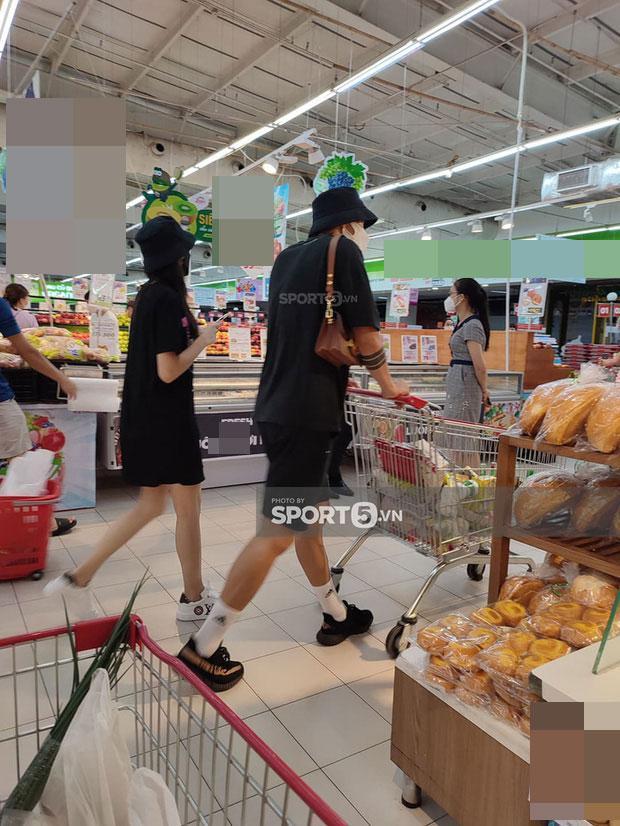  Hải My - Văn Hậu từng bị bắt gặp đi siêu thị cùng nhau, còn đội mũ đôi (Ảnh: Nhịp Sống Việt)