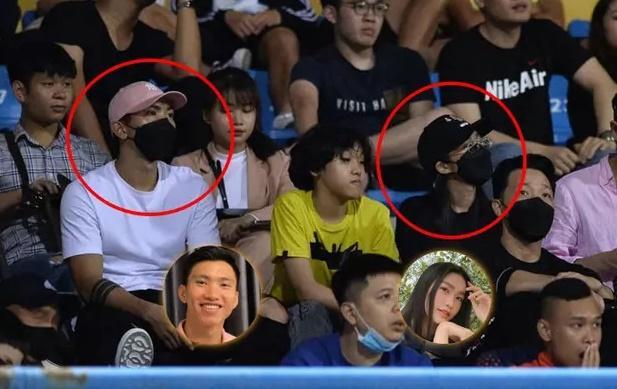 Đôi trẻ cùng nhau đi xem bóng đá nhưng ngồi cách xa để tránh gây sự chú ý, nhưng vẫn bị soi.