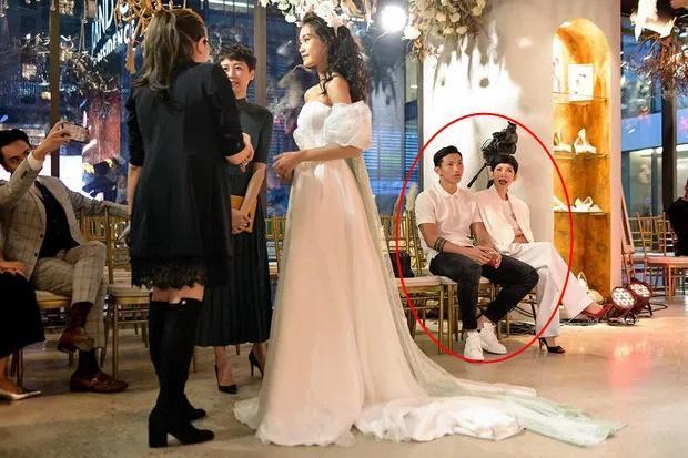 Chàng hộ tống nàng đi dự sự kiện.