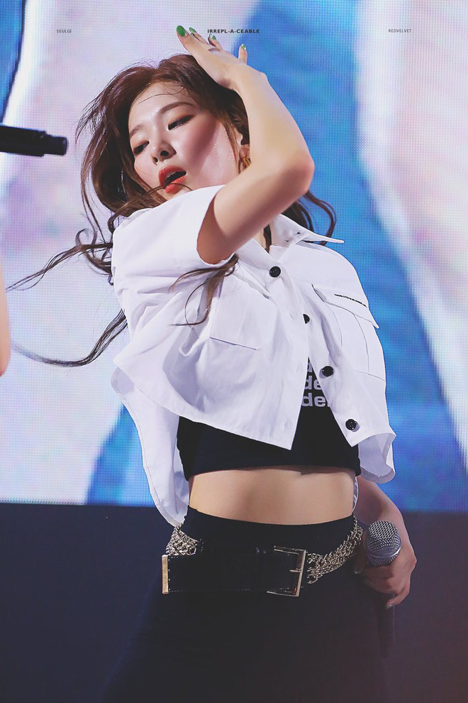 Seulgi là mỹ nhân duy trì vóc dáng tốt nhất Red Velvet, qua mỗi mùa comeback, người ta chỉ thấy cô quyến rũ hơn chứ không hề thụt lùi chút nào. Vòng eo của Seulgi thu hút nhờ có đường cơ bụng số 11 khỏe khoắn. Ngoài những item quen thuộc như quần short ôm sát, mini skirt, Seulgi còn chăm diện quần joger. Kiểu quần này có thiết kế phồng đặc trưng ở hông, nhờ vậy mà eo Seulgi đã nhỏ nhìn còn nhỏ hơn