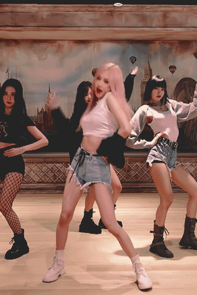 Không cho Rosé mặc hở nhiều khi mới ra mắt, nhưng stylist cũng chẳng hề bỏ quên vòng eo cực phẩm của Rosé khi thường xuyên đeo thắt lưng bản to, kết hợp cùng váy/áo độn vai để tạo hiệu ứng eo nhỏ tối đa. Rosé cũng có lợi thế là thực hiện vũ đạo uyển chuyển, hay tập trung vào thân trên nên càng dễ khoe ra điểm cực phẩm. Hiện tại, cô nàng đã ăn vận thoải mái, gợi cảm ơn, fan vì thế cũng có cơ hội chiêm ngưỡng làn da trắng mịn của Rosé