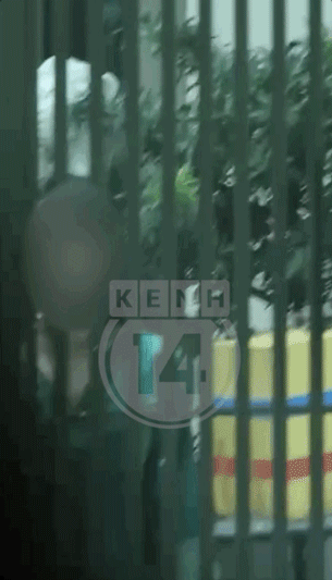 Cả hai tiếp xúc ở cự ly gần, mặt đối mặt trò chuyện khá lâu ở cổng