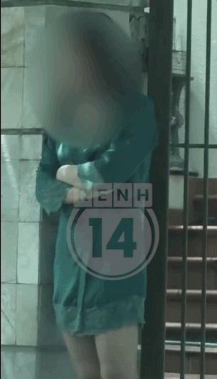 Người phụ nữ này sau khi tiễn chồng D.L.A đi còn đứng lại ở cổng 1 chút chờ xe khuất hẳn mới trở vào trong nhà