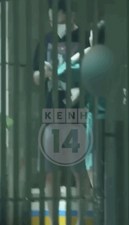 Đại gia Đ - chồng của D.L.A mặc quần short bước ra từ nhà riêng của 1 người phụ nữ đang diện váy ngủ gợi cảm