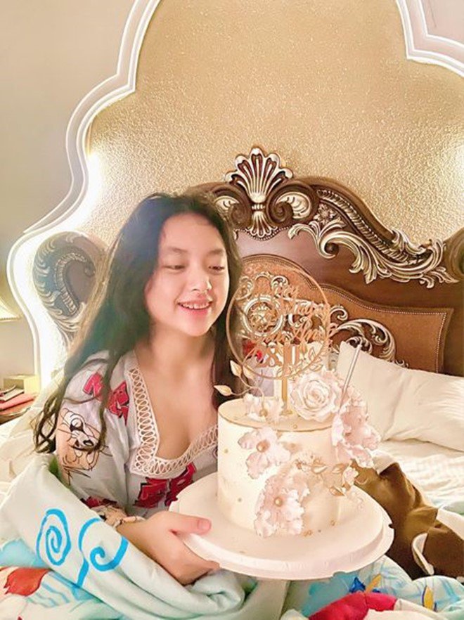 Suti như thiếu nữ trăng tròn trong sinh nhật 13 tuổi của mình.