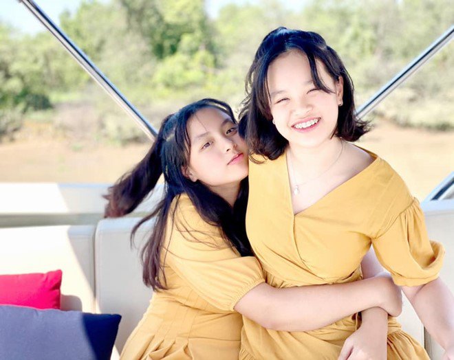 2 chị em hơn kém nhau 1 tuổi nên rất thân thiết.