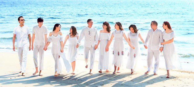 Ngay cả khi chụp ảnh với đại gia đình, chiều cao của Suti cũng trông khá nổi bật.