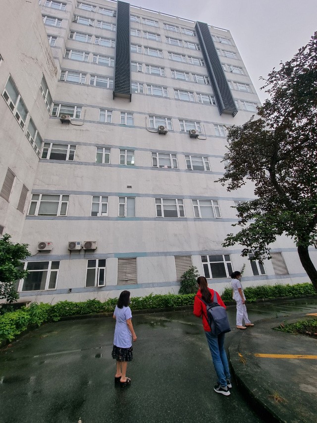 Khu vực sau tòa nhà phòng bệnh, nơi bé T.H.L rơi xuống. Ảnh: Giadinh.net.vn