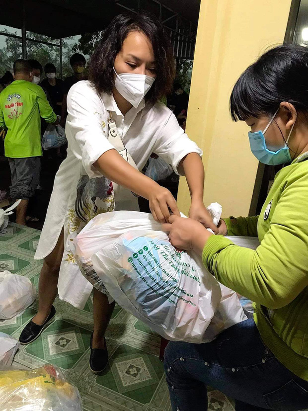 Hình ảnh ca sĩ Thái Thuỳ Linh trong một lần thiện nguyện (Ảnh: FB Thái Thuỳ Linh)